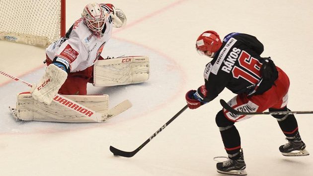 Brankář Patrik Rybár z Hradce Králové a Daniel Rákos z Třince ve 4. semifinále play off. Brankář Patrik Rybár z Hradce Králové a Daniel Rákos z Třince ve 4. semifinále play off.