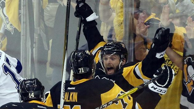 Bryan Rust (vpravo) a jeho spoluhráči z Pittsburghu Chris Kunitz a Jevgenij Malkin slaví postup do finále play off NHL. Bryan Rust (vpravo) a jeho spoluhráči z Pittsburghu Chris Kunitz a Jevgenij Malkin slaví postup do finále play off NHL.