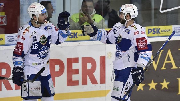 Brněnský útočník Tomáš Vincour (vpravo) se raduje s kapitánem Komety z gólu proti Liberci v zápase 37. kola hokejové Tipsport extraligy. Brněnský útočník Tomáš Vincour (vpravo) se raduje s kapitánem Komety z gólu proti Liberci v zápase 37. kola hokejové Tipsport extraligy.
