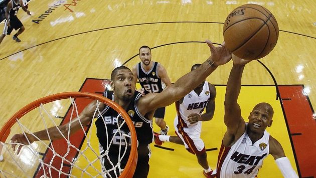 Forvard San Antonia Spurs Tim Duncan (21) je při střele blokován hráčem Miami Heat Rayem Allenem (34). Forvard San Antonia Spurs Tim Duncan (21) je při střele blokován hráčem Miami Heat Rayem Allenem (34).