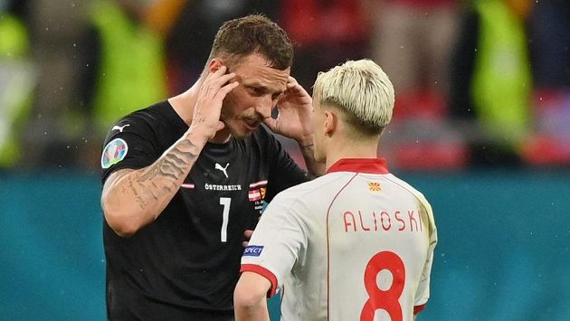 Rakušan Marko Arnautovic s Ezgjanem Alioskim ze Severní Makedonie si měli po zápase co vysvětlovat. Rakušan Marko Arnautovic s Ezgjanem Alioskim ze Severní Makedonie si měli po zápase co vysvětlovat.