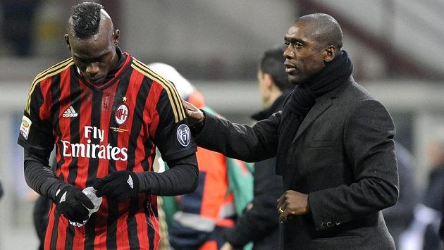 Útočník AC Milán Mario Balotelli (vlevo) naslouchá pokynům kouče Seedorfa. Útočník AC Milán Mario Balotelli (vlevo) naslouchá pokynům kouče Seedorfa.