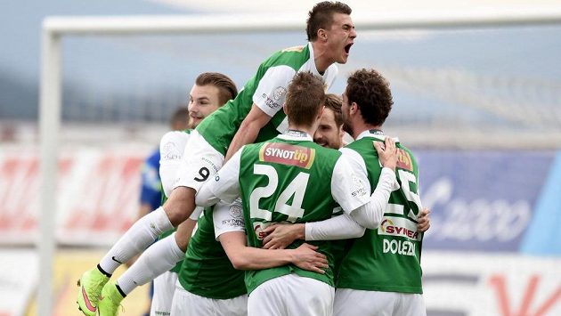 Fotbalisté Jablonce se radují z prvního gólu Filipa Nováka (uprostřed). Fotbalisté Jablonce se radují z prvního gólu Filipa Nováka (uprostřed).
