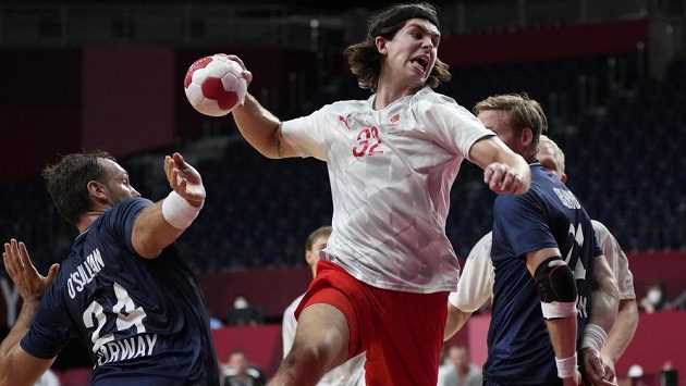 Házenkář Jacob Holm z Dánska během čtvrtfinálového zápasu olympijského turnaje s Norskem. Házenkář Jacob Holm z Dánska během čtvrtfinálového zápasu olympijského turnaje s Norskem.