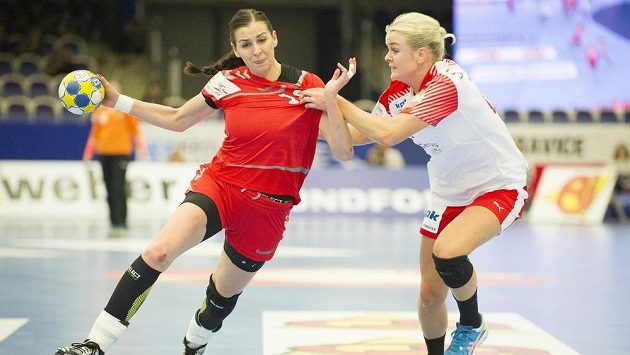 Česká reprezentantka Iveta Luzumová (vlevo) se probíjí dánskou obranou. Česká reprezentantka Iveta Luzumová (vlevo) se probíjí dánskou obranou.