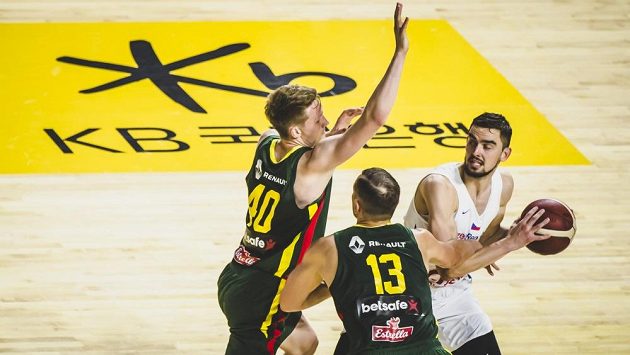 Čeští basketbalisté zakončili přípravu na mistrovství světa porážkou 79:82 s Litvou. Tomáš Satoranský se snaží rozehrát přes dvojici bránících soupeřů. Čeští basketbalisté zakončili přípravu na mistrovství světa porážkou 79:82 s Litvou. Tomáš Satoranský se snaží rozehrát přes dvojici bránících soupeřů.