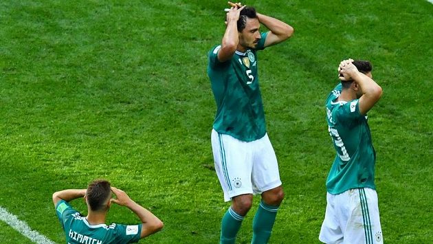 Fotbalisté Německa šokovali celý svět, když prohráli na MS s Koreou 0:2 a jako obhájci titulu se loučí se šampionátem už po základní skupině. Fotbalisté Německa šokovali celý svět, když prohráli na MS s Koreou 0:2 a jako obhájci titulu se loučí se šampionátem už po základní skupině.