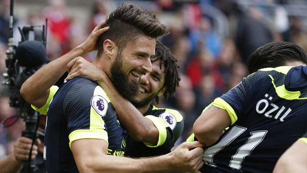 Útočník Arsenalu Olivier Giroud přijímá od spoluhráčů gratulace k jednomu ze svých gólů proti Sunderlandu. Útočník Arsenalu Olivier Giroud přijímá od spoluhráčů gratulace k jednomu ze svých gólů proti Sunderlandu.