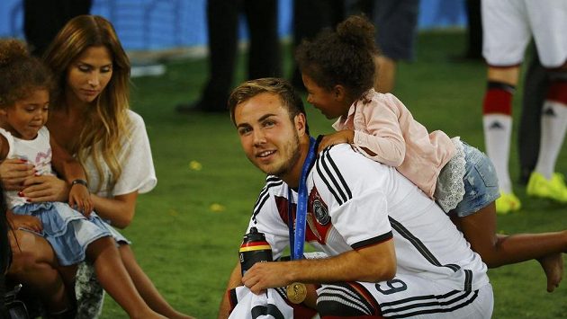 Mario Götze s přítelkyní Kathrin Brommelovou a dcerami Jeromeho Boatenga Soley a Lamia. Mario Götze s přítelkyní Kathrin Brommelovou a dcerami Jeromeho Boatenga Soley a Lamia.