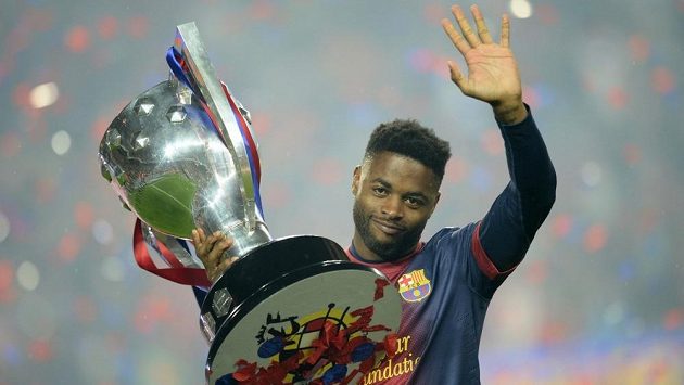 Kamerunský fotbalista Alex Song v dresu Barcelony s pohárem pro vítěze španělské ligy. Kamerunský fotbalista Alex Song v dresu Barcelony s pohárem pro vítěze španělské ligy.
