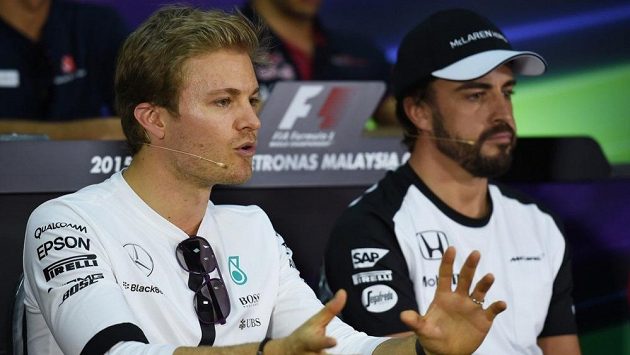 Nico Rosberg (vlevo) a fernando Alonso. Nico Rosberg (vlevo) a fernando Alonso.