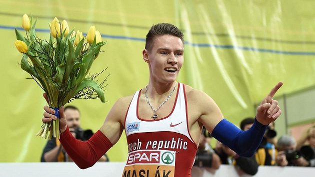 Běžec Pavel Maslák oslavuje zlato ve finále 400 m během halového mistrovství v atletice v O2 Areně v Praze. Běžec Pavel Maslák oslavuje zlato ve finále 400 m během halového mistrovství v atletice v O2 Areně v Praze.