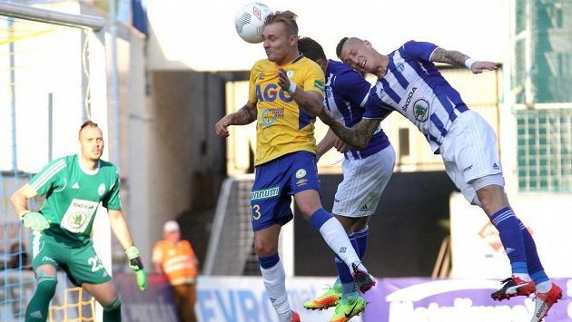 Jakub Hora z Teplic se snaží překonat mladoboleslavského brankáře Jakuba Diviše. Domácího hráče se snaží bránit Adam Jánoš a Jiří Fleišman (vpravo). Jakub Hora z Teplic se snaží překonat mladoboleslavského brankáře Jakuba Diviše. Domácího hráče se snaží bránit Adam Jánoš a Jiří Fleišman (vpravo).
