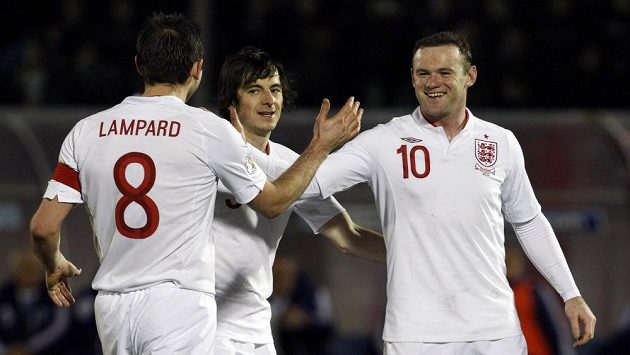 Fotbalisté Anglie Wayne Rooney (vpravo), Frank Lampard a Leighton Baines se radují z gólu proti San Marinu. Fotbalisté Anglie Wayne Rooney (vpravo), Frank Lampard a Leighton Baines se radují z gólu proti San Marinu.