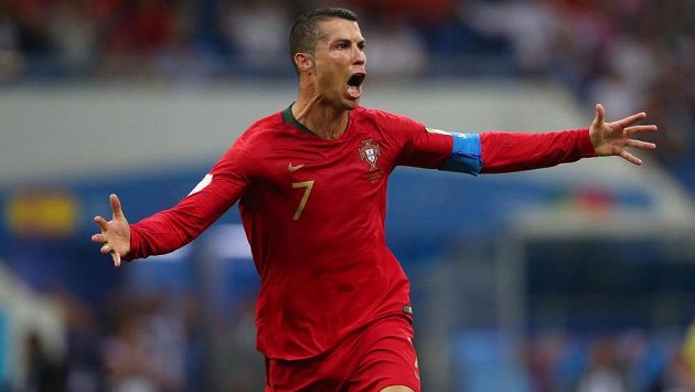 Portugalský mág Cristiano Ronaldo už nastřílel na MS hattrick. Portugalsku vystřelil remízu 3:3 se Španělskem. Portugalský mág Cristiano Ronaldo už nastřílel na MS hattrick. Portugalsku vystřelil remízu 3:3 se Španělskem.