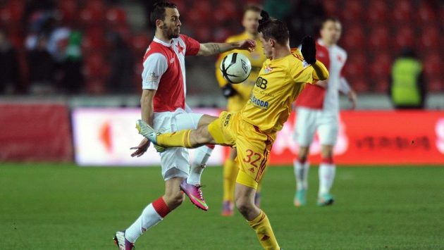 Jan Vošahlík ze Slavie Praha (vlevo) a Tomáš Borek z Dukly Praha během utkání 22. kola Gambrinus ligy. Jan Vošahlík ze Slavie Praha (vlevo) a Tomáš Borek z Dukly Praha během utkání 22. kola Gambrinus ligy.