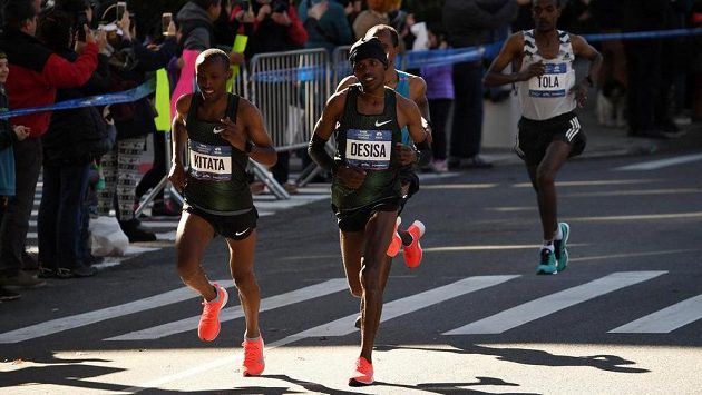 Etiopané Lelisa Desisa a Shura Kitata při newyorském maratonu. Etiopané Lelisa Desisa a Shura Kitata při newyorském maratonu.