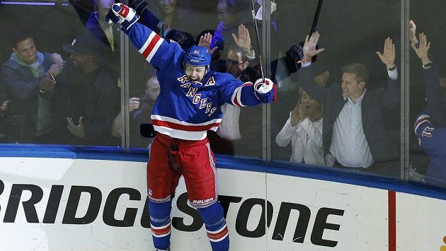 Útočník New Yorku Rangers Derek Stepan se raduje z vítězného gólu série proti Washingtonu Capitals. Útočník New Yorku Rangers Derek Stepan se raduje z vítězného gólu série proti Washingtonu Capitals.