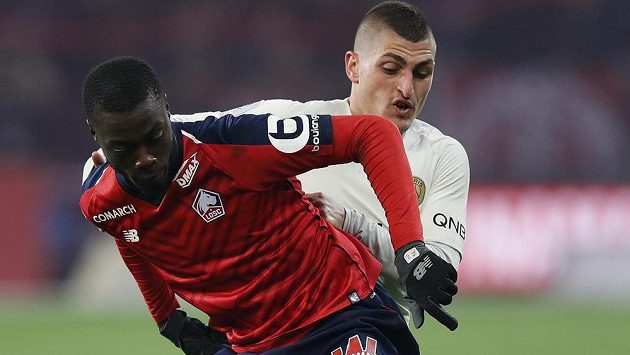 Fotbalista Nicolas Pépé z Lille je v hledáčku Chelsea. Pokud Blues přijdou o Edena Hazarda, chtěl by ho londýnský klub koupit. Fotbalista Nicolas Pépé z Lille je v hledáčku Chelsea. Pokud Blues přijdou o Edena Hazarda, chtěl by ho londýnský klub koupit.