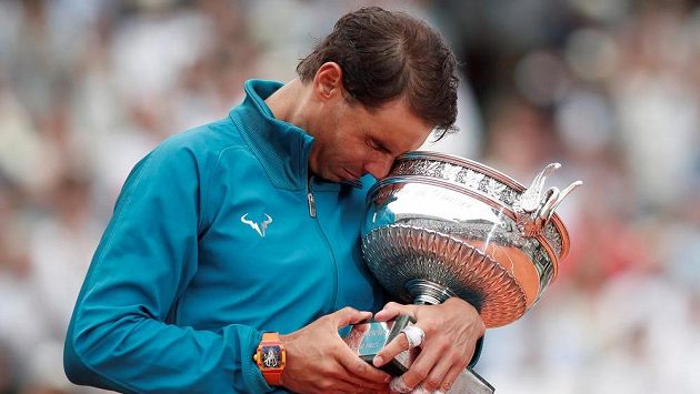 Španělský tenista Rafael Nadal s trofejí pro vítěze French Open. Španělský tenista Rafael Nadal s trofejí pro vítěze French Open.