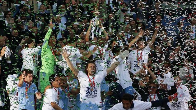 Fotbalisté Lazia Řím se radují ze zisku Italského poháru. Fotbalisté Lazia Řím se radují ze zisku Italského poháru.
