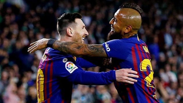 Barcelonská radost. Lionel Messi slaví vstřelený gól se spoluhráčem Arturo Vidalem. Barcelonská radost. Lionel Messi slaví vstřelený gól se spoluhráčem Arturo Vidalem.
