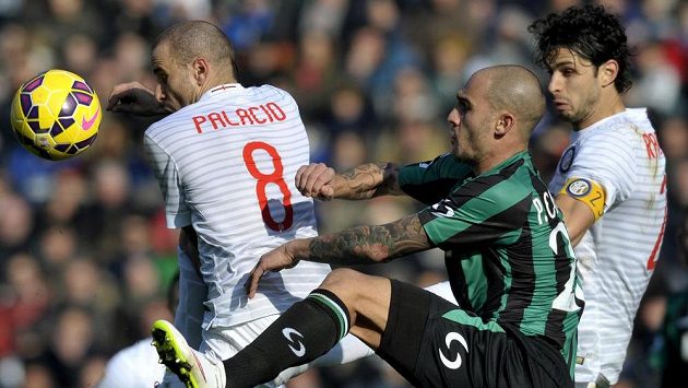 Obránce Sassuola Paolo Cannavaro (v zeleném dresu) v souboji s útočníkem Interu Milán Rodrigem Palaciem v utkání 21. kola italské ligy. Vpravo je stoper Andrea Ranocchia. Obránce Sassuola Paolo Cannavaro (v zeleném dresu) v souboji s útočníkem Interu Milán Rodrigem Palaciem v utkání 21. kola italské ligy. Vpravo je stoper Andrea Ranocchia.