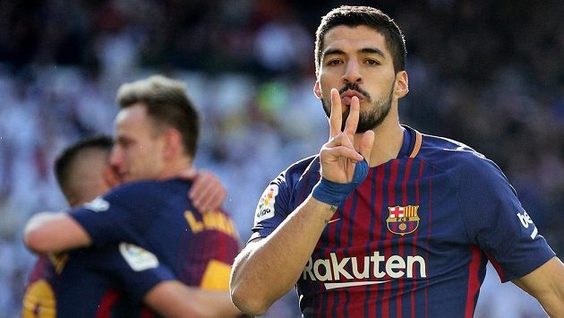 Luis Suárez z Barcelony slaví gól v El Clásiku. Luis Suárez z Barcelony slaví gól v El Clásiku.