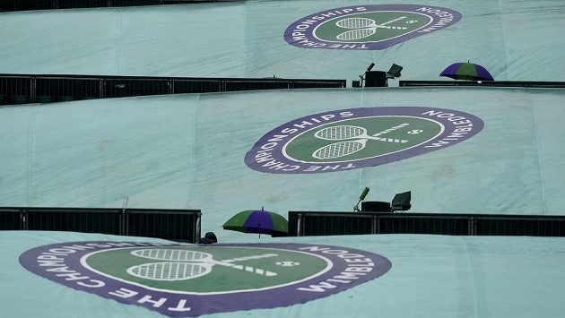 Deštivé počasí trápí pořadatele Wimbledonu, po 12 letech se bude v Londýně hrát i první neděli. Deštivé počasí trápí pořadatele Wimbledonu, po 12 letech se bude v Londýně hrát i první neděli.