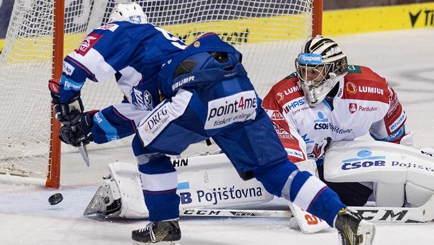 Brankář Jakub Štěpánek v dresu Pardubic. Brankář Jakub Štěpánek v dresu Pardubic.