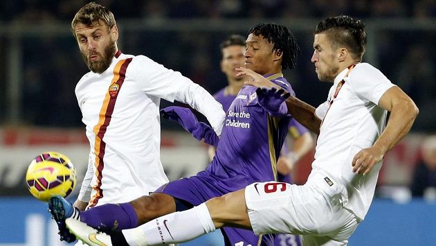 Kolumbijec Juan Cuadrado (uprostřed) míří z Fiorentiny do Chelsea. Kolumbijec Juan Cuadrado (uprostřed) míří z Fiorentiny do Chelsea.