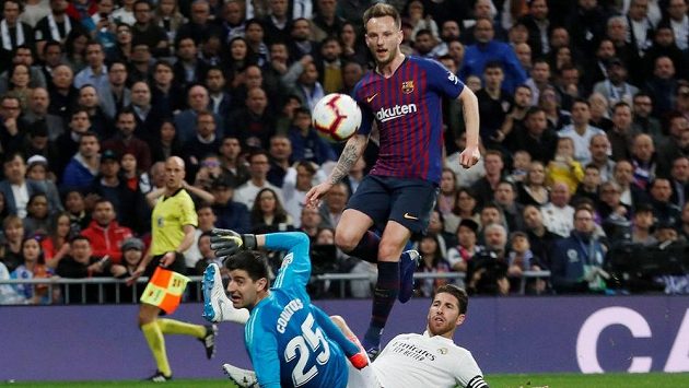 Barcelonský Ivan Rakitič střílí gól Realu Madrid. Barcelonský Ivan Rakitič střílí gól Realu Madrid.