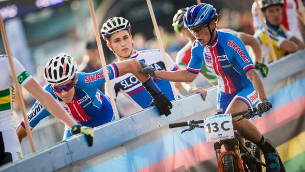Kateřina Nash při předávce štafety na mistrovství světa s Jaroslavem Kulhavým ve čtvrtečním závodě v Novém Městě na Moravě, kde Česko získalo stříbro. Kateřina Nash při předávce štafety na mistrovství světa s Jaroslavem Kulhavým ve čtvrtečním závodě v Novém Městě na Moravě, kde Česko získalo stříbro.