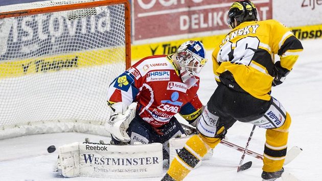 Útočník Peter Janský střílí třetí gól Litvínova, pardubický brankář Karel Vejmelka už zasáhnout nestačil. Útočník Peter Janský střílí třetí gól Litvínova, pardubický brankář Karel Vejmelka už zasáhnout nestačil.
