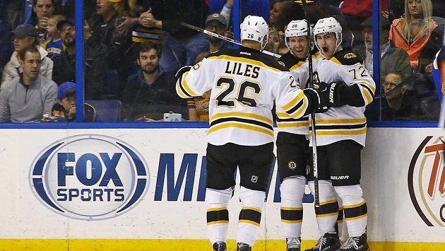 Hráči Bostonu se radují z gólu do sítě St. Louis. Hráči Bostonu se radují z gólu do sítě St. Louis.