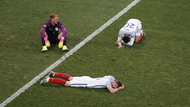 Smutek. Brankář Joe Hart (vlevo nahoře), záložník Dele Alli (vpravo nahoře) a obránce Gary Cahill vědí, že ve Francii už žádný další zápas neodehrají. Smutek. Brankář Joe Hart (vlevo nahoře), záložník Dele Alli (vpravo nahoře) a obránce Gary Cahill vědí, že ve Francii už žádný další zápas neodehrají.