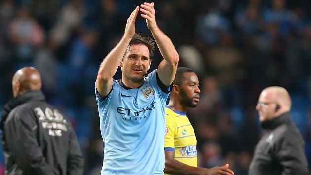 Záložník Manchesteru City Frank Lampard aplauduje fanouškům po vítězném utkání Ligového poháru nad Sheffieldem. Záložník Manchesteru City Frank Lampard aplauduje fanouškům po vítězném utkání Ligového poháru nad Sheffieldem.