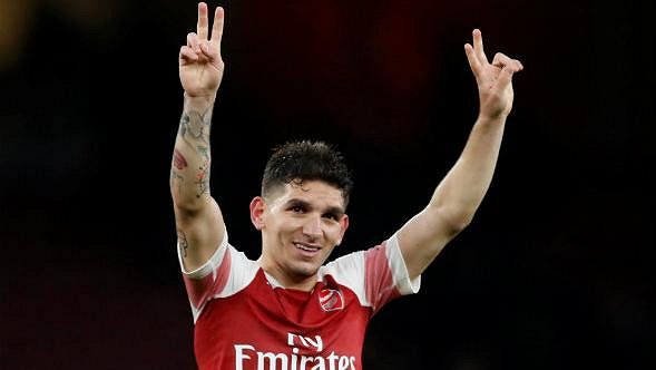 Lucas Torreira v dresu Arsenalu při zápasu Premier League. Lucas Torreira v dresu Arsenalu při zápasu Premier League.