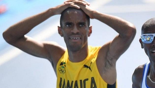 Jamajský běžec Kemoy Campbell během únorového závodu na 3000 metrů Millrose Games v New Yorku bez zjevné příčin zkolaboval Jamajský běžec Kemoy Campbell během únorového závodu na 3000 metrů Millrose Games v New Yorku bez zjevné příčin zkolaboval