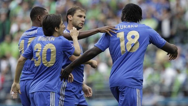 Fotbalista Chelsea Romelu Lukaku (18) přímá gratulace ke gólu do sítě Seattle Sounders od spoluhráčů Nathaniela Chalobaha, Yossi Benayouna (30) a Branislava Ivanoviče Fotbalista Chelsea Romelu Lukaku (18) přímá gratulace ke gólu do sítě Seattle Sounders od spoluhráčů Nathaniela Chalobaha, Yossi Benayouna (30) a Branislava Ivanoviče