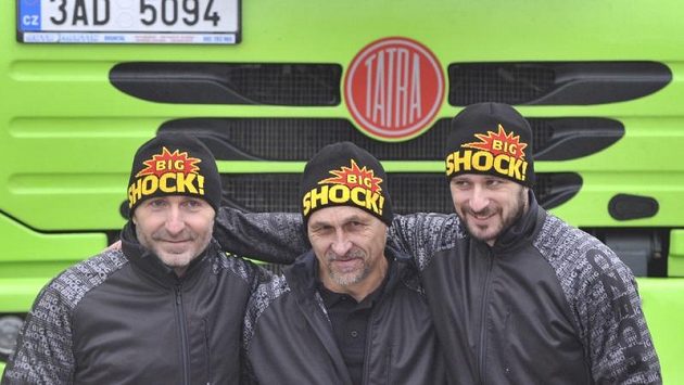 Posádka Czech Dakar Teamu ve složení (zleva) Jaro Miškolci, Milan Holáň a Tomáš Vrátný. Posádka Czech Dakar Teamu ve složení (zleva) Jaro Miškolci, Milan Holáň a Tomáš Vrátný.