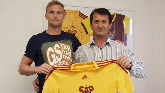 Ľuboš Hanzel, slovenský přírůstek v kádru Dukly, se sportovním ředitelem klubu Günterem Bittengelem. Ľuboš Hanzel, slovenský přírůstek v kádru Dukly, se sportovním ředitelem klubu Günterem Bittengelem.