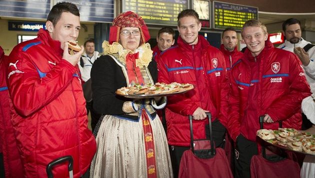 Českým reprezentantům na olomouckém nádraží chutnalo. Českým reprezentantům na olomouckém nádraží chutnalo.