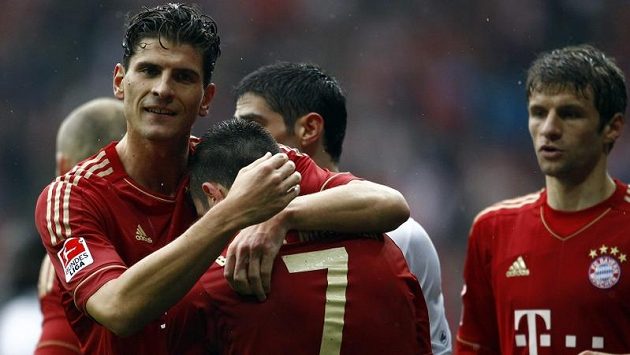 Fotbalisté Bayernu Mnichov se radují z gólu proti Hannoveru. Fotbalisté Bayernu Mnichov se radují z gólu proti Hannoveru.