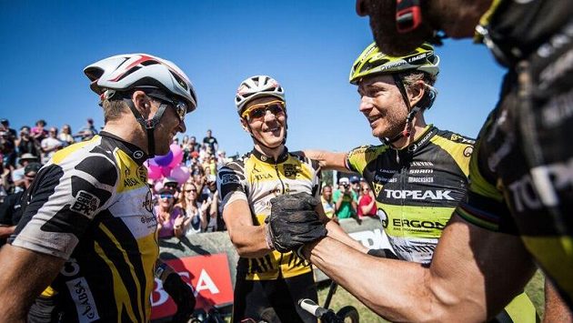 Jaroslav Kulhavý (druhý zleva) a Kristián Hynek (druhý zprava) v cíli Cape Epic 2015. Jaroslav Kulhavý (druhý zleva) a Kristián Hynek (druhý zprava) v cíli Cape Epic 2015.