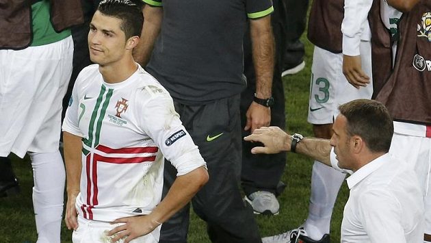 Trenér portugalských fotbalistů Paulo Bento se svou největší hvězdou. Trenér portugalských fotbalistů Paulo Bento se svou největší hvězdou.