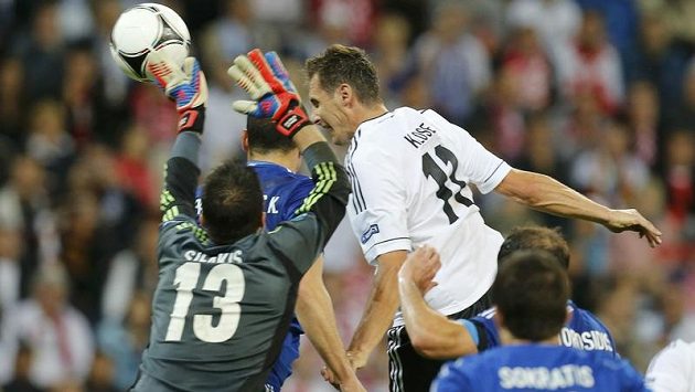 Miroslav Klose střílí další gól do řecké sítě ve čtvrtfinále ME Miroslav Klose střílí další gól do řecké sítě ve čtvrtfinále ME