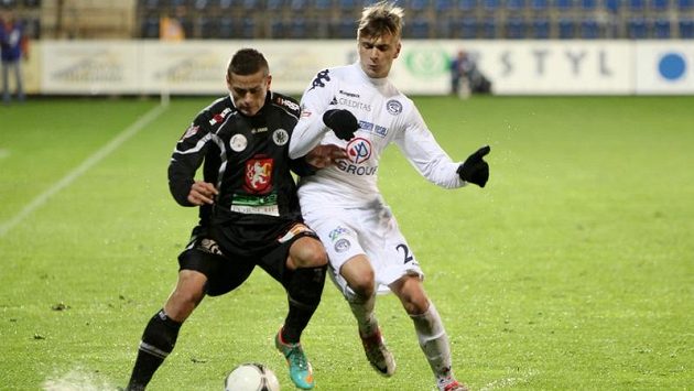 Hradecký obránce Tomáš Holeš (vlevo) a obránce Slovácka Jan Trousil. Hradecký obránce Tomáš Holeš (vlevo) a obránce Slovácka Jan Trousil.