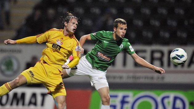 Tomáš Borek (vlevo) z Dukly Praha nedokázal zabránit Filipu Novákovi z Jablonce při gólové hlavičce. Tomáš Borek (vlevo) z Dukly Praha nedokázal zabránit Filipu Novákovi z Jablonce při gólové hlavičce.