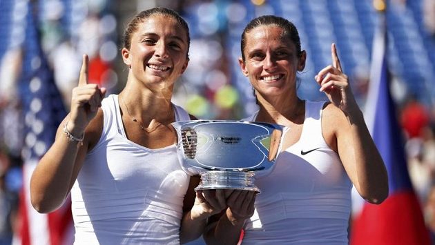 Italské tenistky Sara Erraniová (vlevo) a Roberta Vinciová se radují z triumfu ve čtyřhře na US Open. Italské tenistky Sara Erraniová (vlevo) a Roberta Vinciová se radují z triumfu ve čtyřhře na US Open.